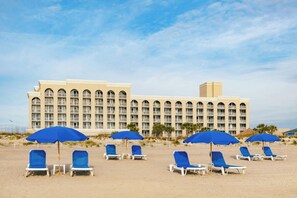 On the beach, beach towels - Courtyard by Marriott Jacksonville Beach Oceanfront (Jacksonville Beach)