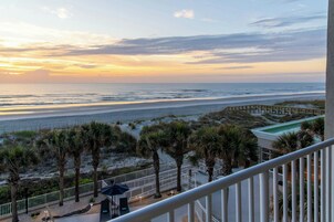 Suite Junior, 1 camera da letto, balcone, fronte oceano | Spiaggia | Sulla spiaggia, teli da spiaggia