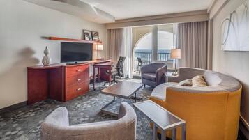 Suite – executive, 1 soverom, ved havkanten | Oppholdsområde | En 32-tommers LCD-TV med kabel-kanaler samt TV