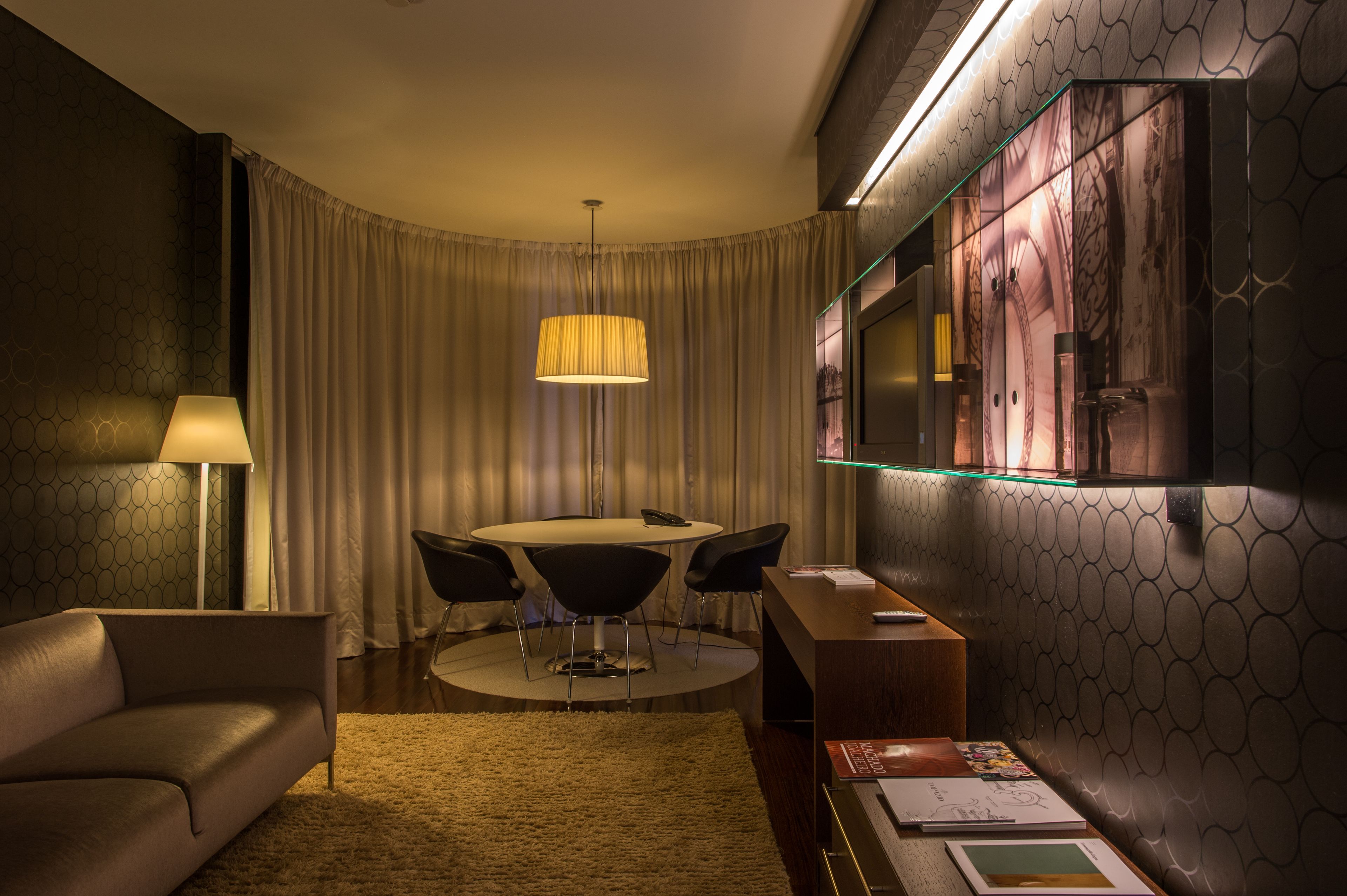 Suite Deluxe, vue ville | Salle de séjour | Télévision LCD de 45 pouces avec chaînes par câble, télévision