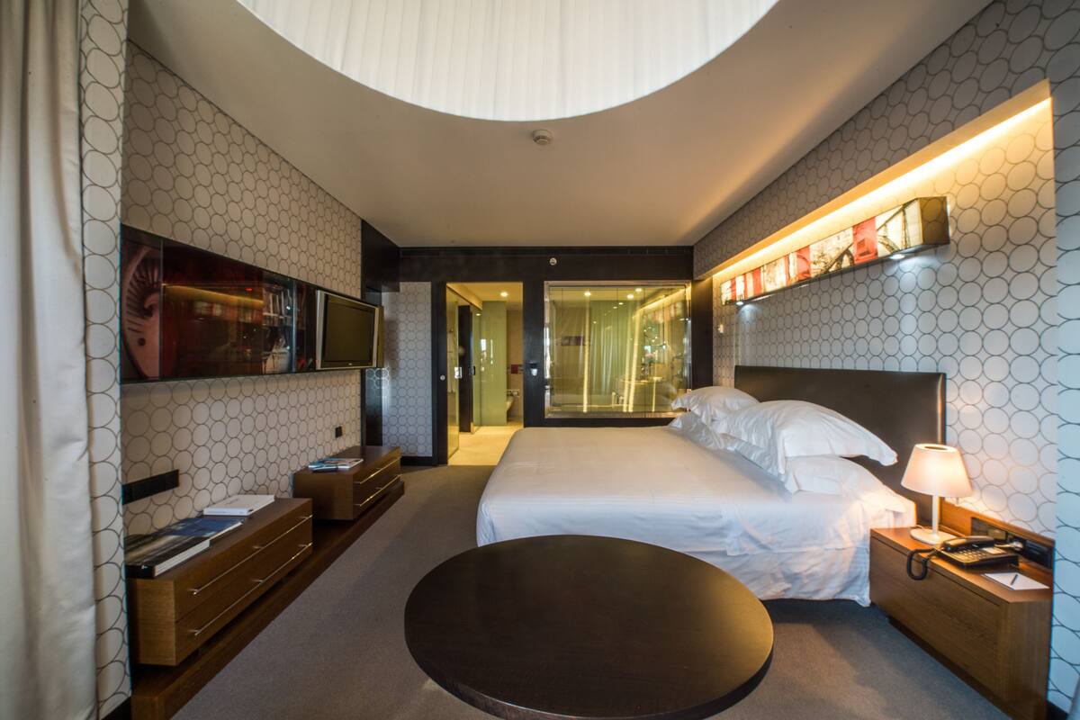 Suite – superior, elveutsikt | Minibar, safe på rommet, skrivebord og blendingsgardiner