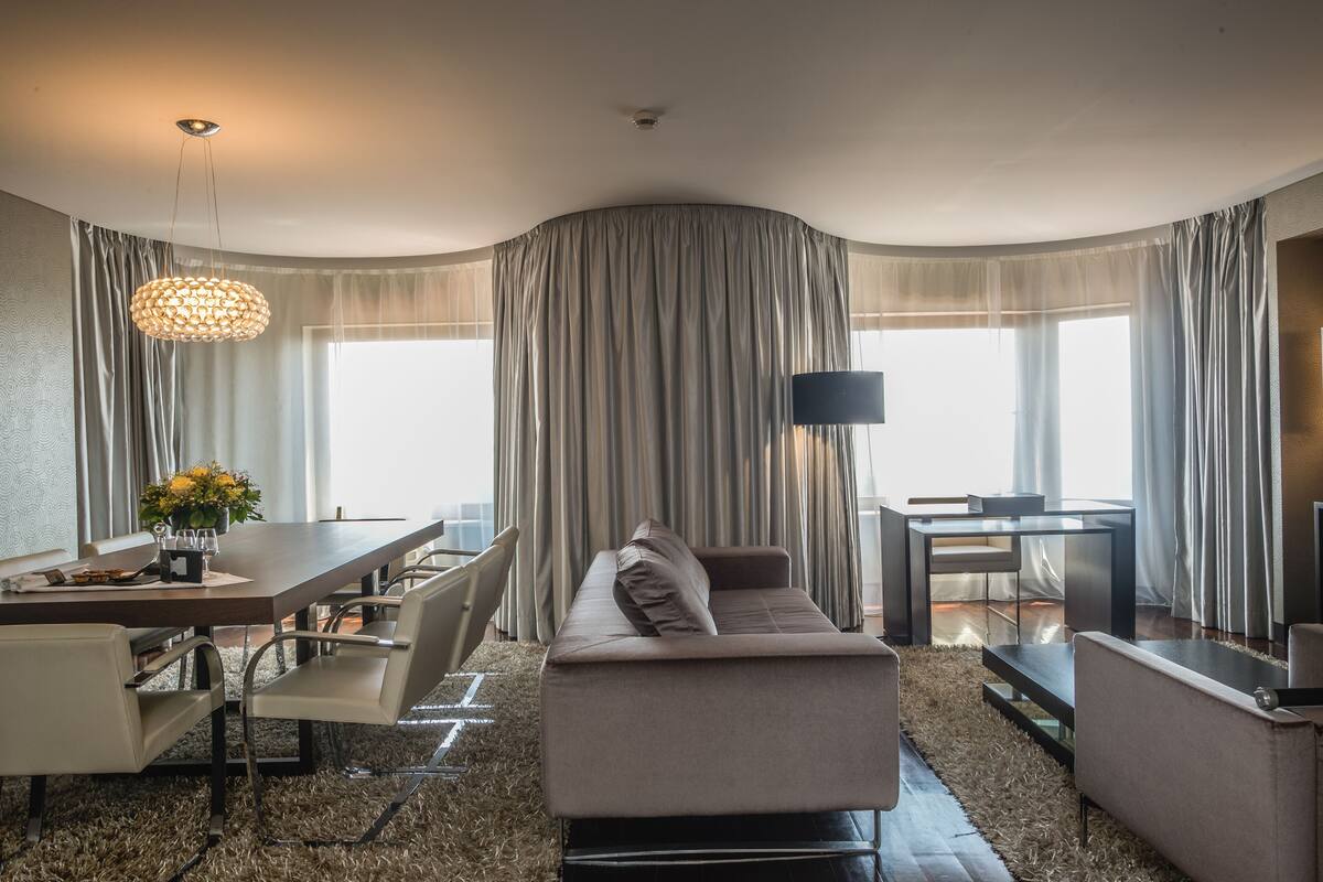Loftsleilighet, tekjøkken, elveutsikt | Minibar, safe på rommet, skrivebord og blendingsgardiner