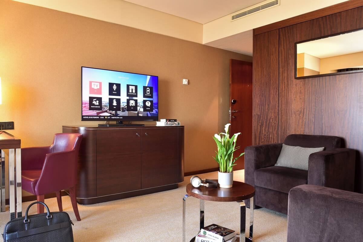 Suite – executive | Minibar, safe på rommet, skrivebord og blendingsgardiner