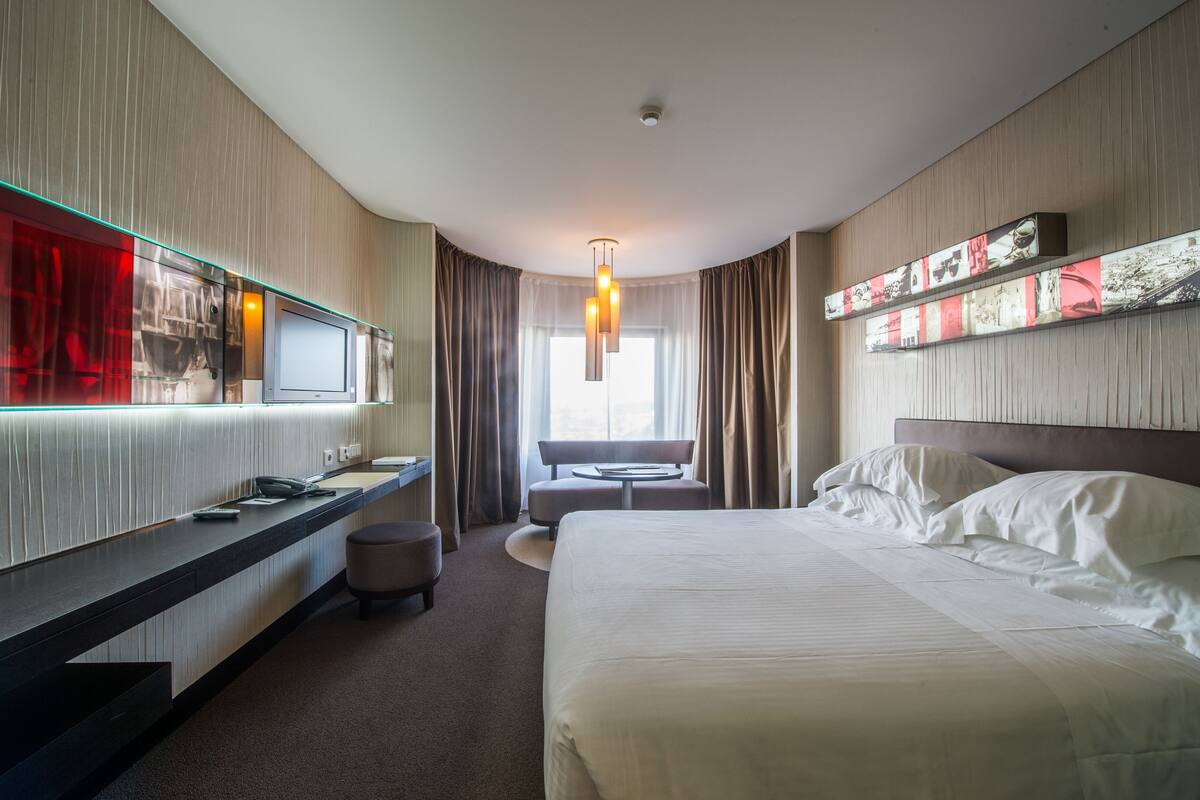 Minibar, safe på rommet, skrivebord og blendingsgardiner
