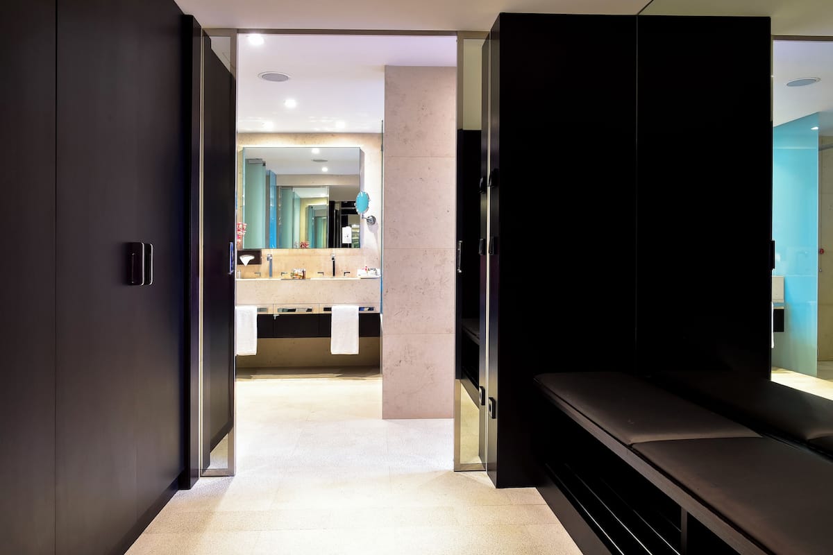 Suite – deluxe, byutsikt | Minibar, safe på rommet, skrivebord og blendingsgardiner
