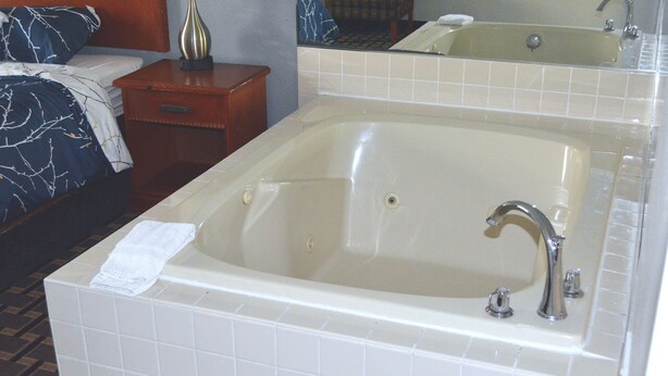 جناح - سرير ملكي - لغير المدخنين (Jacuzzi) | مغطس خاص في السبا