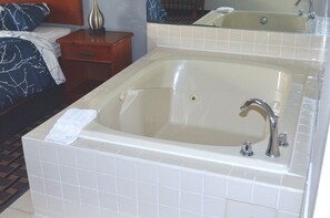 Suite, 1 très grand lit, non-fumeur (Jacuzzi) | Baignoire à remous privée