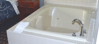 Americas Best Value Inn & Suites St. Cloud