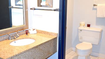 Combined shower/tub, free toiletries, hair dryer, towels