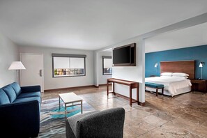 Suite, 1 King Bed, Pool View - Four Points by Sheraton Anaheim (Anaheim)