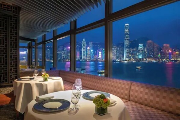 3 restaurants, international cuisine