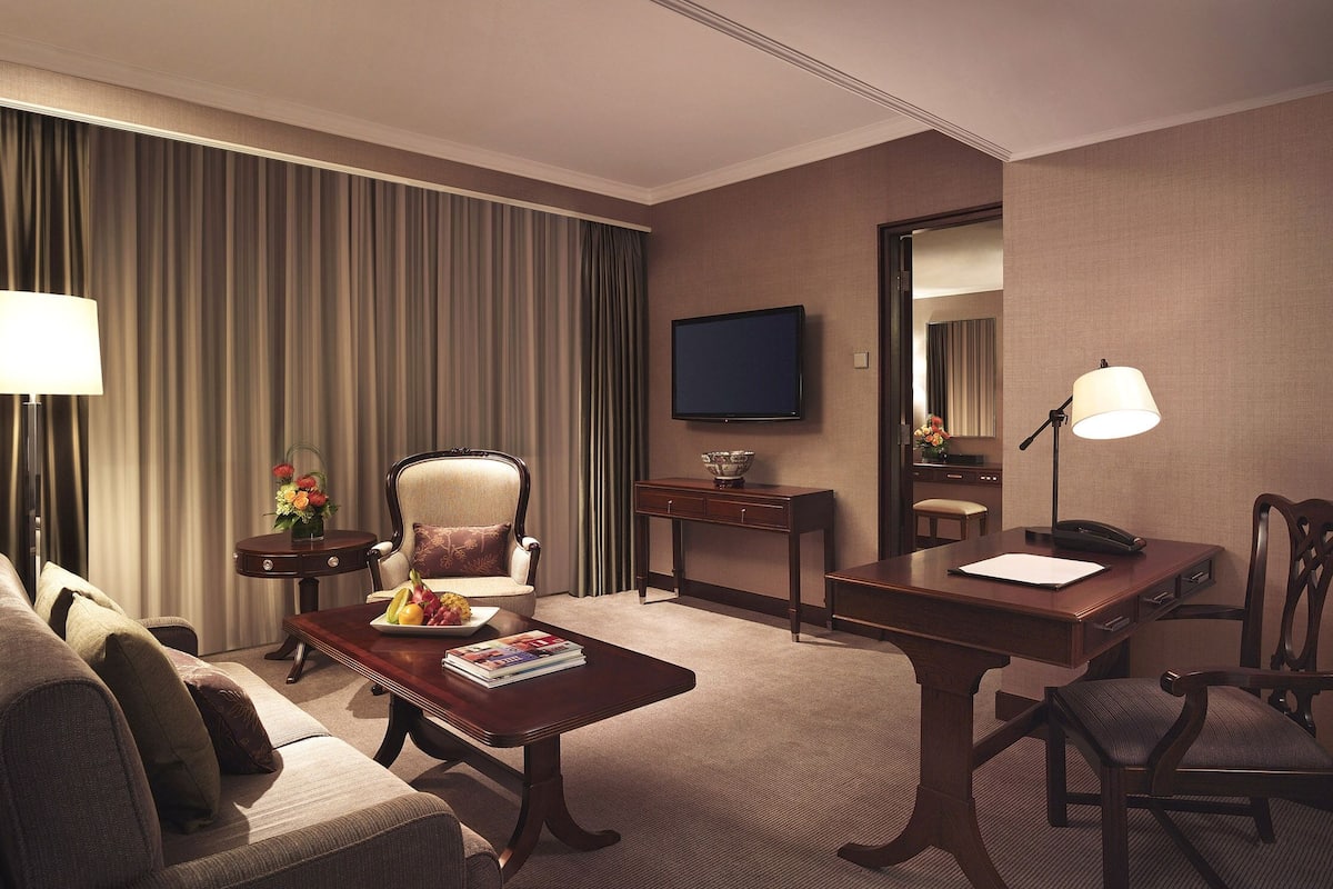 Premier Room | In-room safe, desk, blackout drapes, iron/ironing board