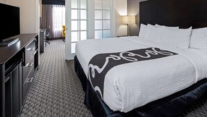 Suite, 1 King Bed | Premium bedding, desk, blackout drapes, iron/ironing board - La Quinta Inn & Suites by Wyndham Anaheim (Anaheim)