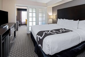 Suite, 1 kingsize bed | Luxe beddengoed, een bureau, verduisterende gordijnen