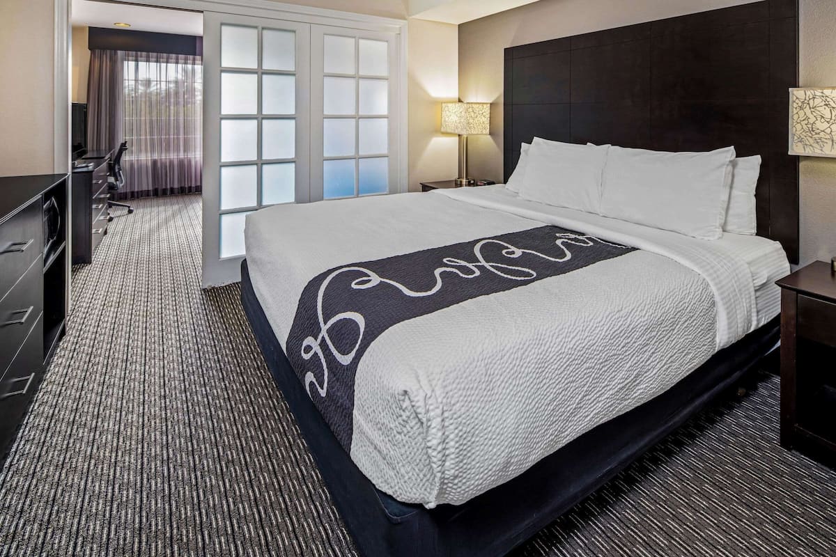 1 King Bed, Apartment | Premium bedding, desk, blackout drapes, iron/ironing board