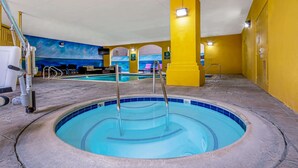 Outdoor spa tub - La Quinta Inn & Suites by Wyndham Anaheim (Anaheim)