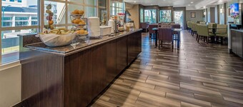 La Quinta Inn & Suites by Wyndham Anaheim