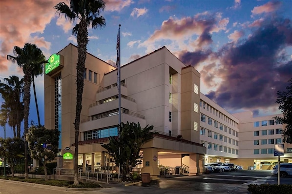 A hotel with a modern design, featuring a flat roof and multiple floors. - Holiday Inn Express & Suites Anaheim Convention Center Area by IHG (Anaheim)