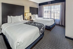 Roupas de cama premium, escrivaninha, cortinas blackout