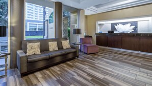 Lobby - La Quinta Inn & Suites by Wyndham Anaheim (Anaheim)
