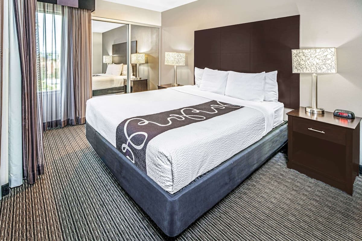 Room, 1 King Bed | Premium bedding, desk, blackout drapes, iron/ironing board