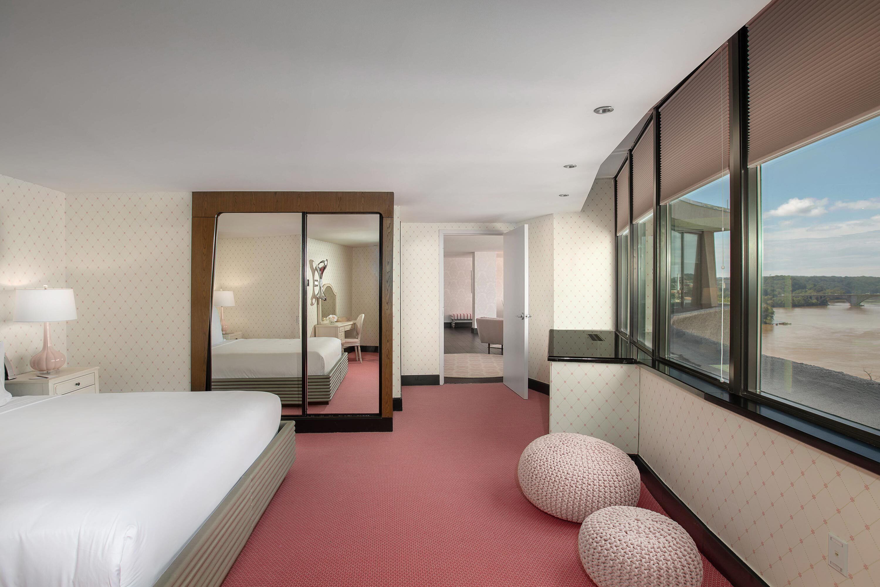 Suite (Rose) | Seprai premium, selimut bulu angsa, bantalan ekstra lembut, dan minibar