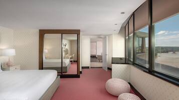 Suite (Rose) | Seprai premium, selimut bulu angsa, bantalan ekstra lembut, dan minibar
