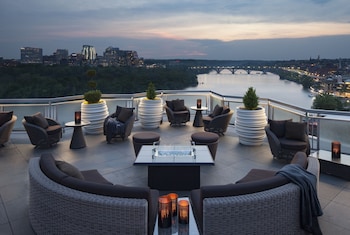 3 bars/lounges, cocktail bar, rooftop bar at The Watergate Hotel
