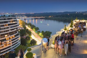 3 bars/lounges, cocktailbar, bar met dakterras