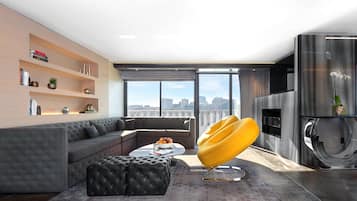 Presidentiële suite | Woonruimte | Een 47-inch flatscreentelevisie met kabelzenders en een televisie