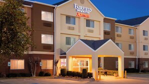 Um hotel Fairfield Inn & Suites Marriott com entrada coberta e estacionamento.