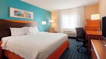 Roupas de cama premium, escrivaninha, cortinas blackout