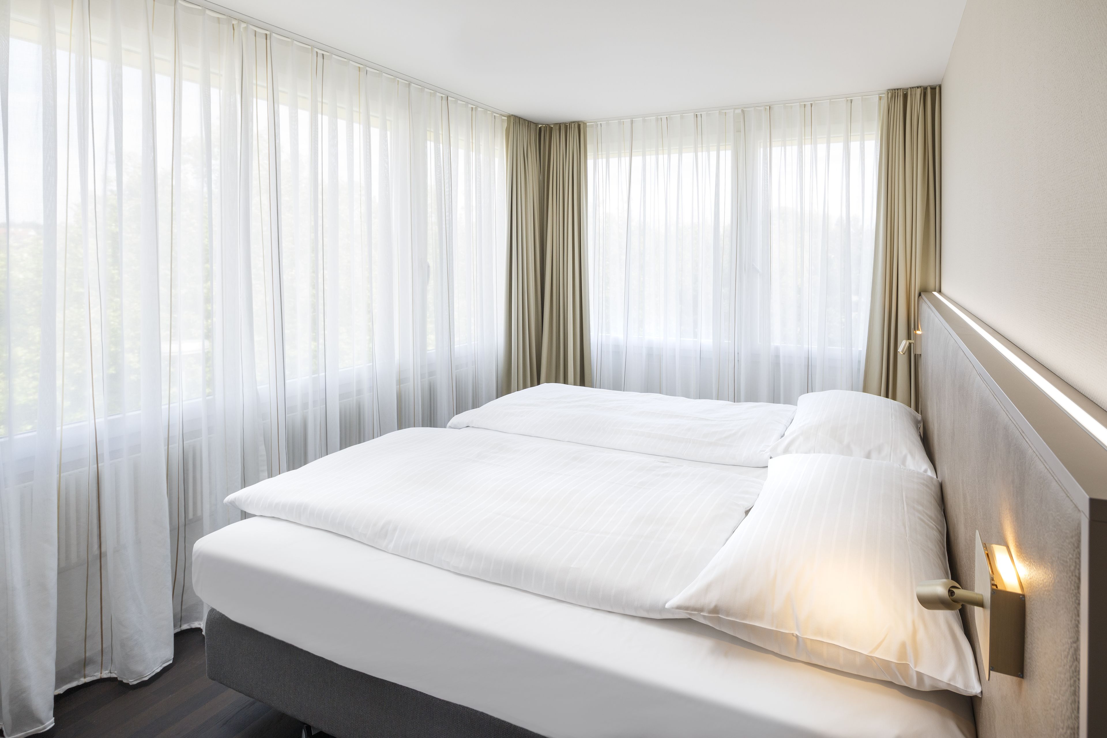 business plus suite | premium bedding, in-room safe, desk, laptop workspace