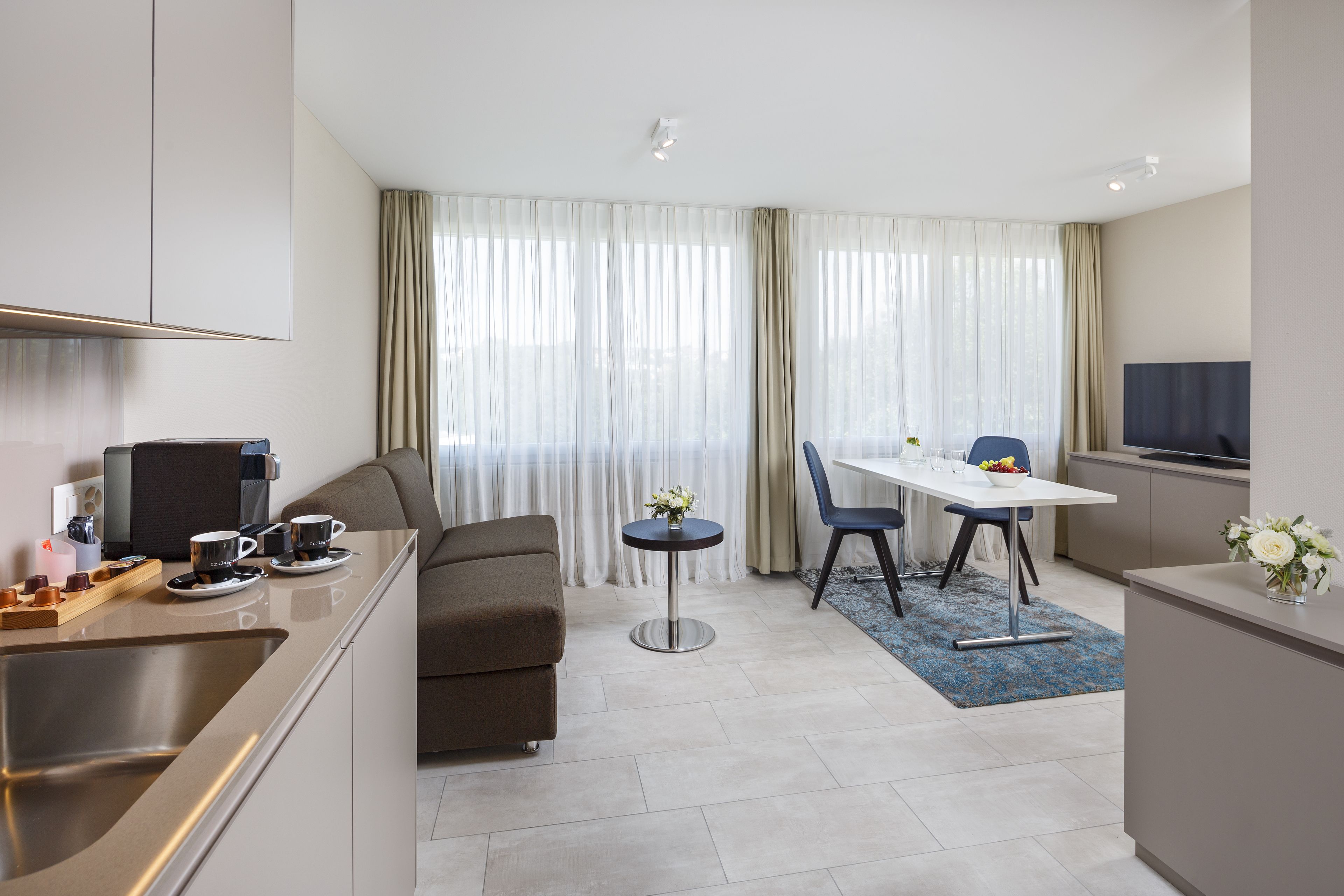 business plus suite | premium bedding, in-room safe, desk, laptop workspace