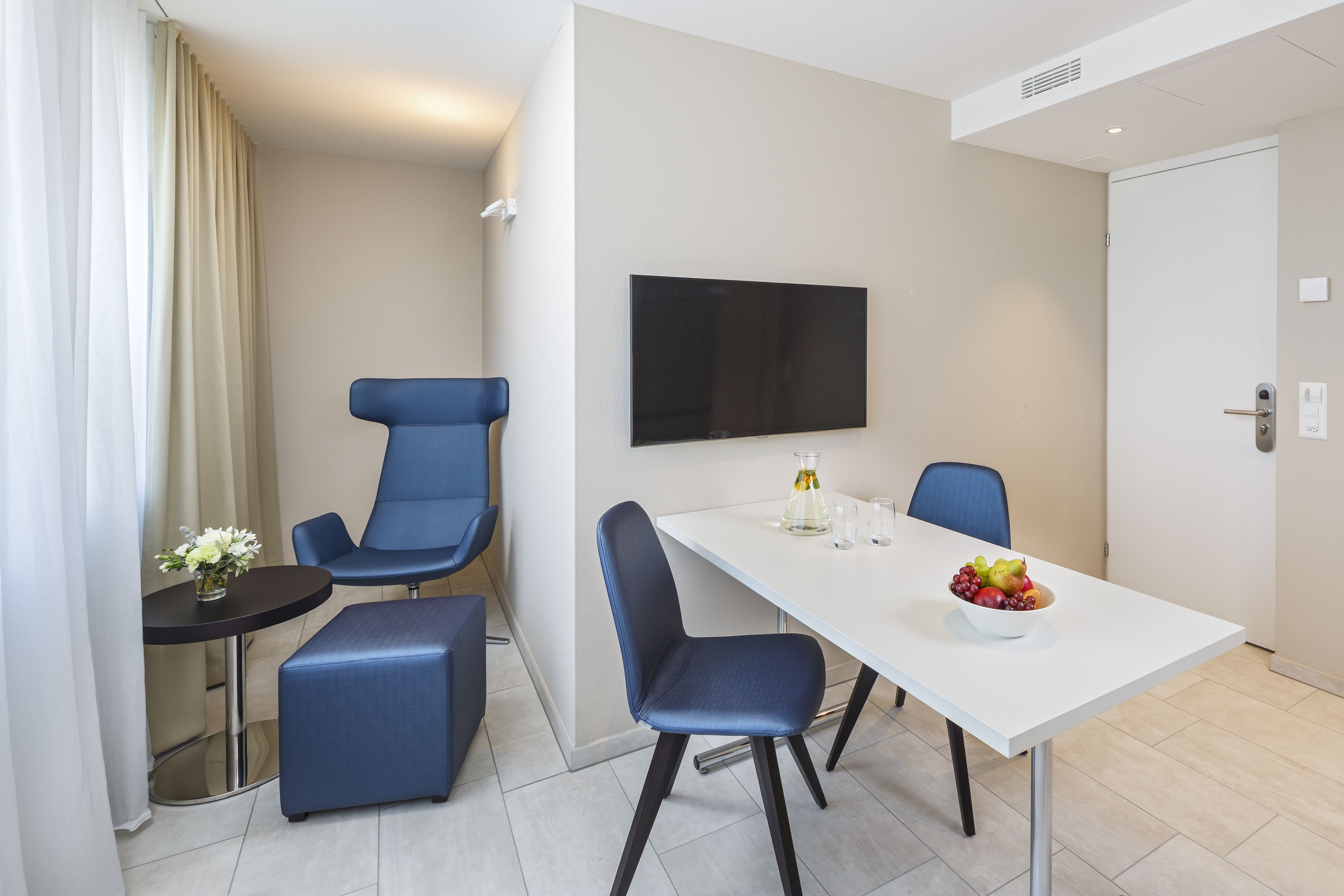 classic suite | premium bedding, in-room safe, desk, laptop workspace