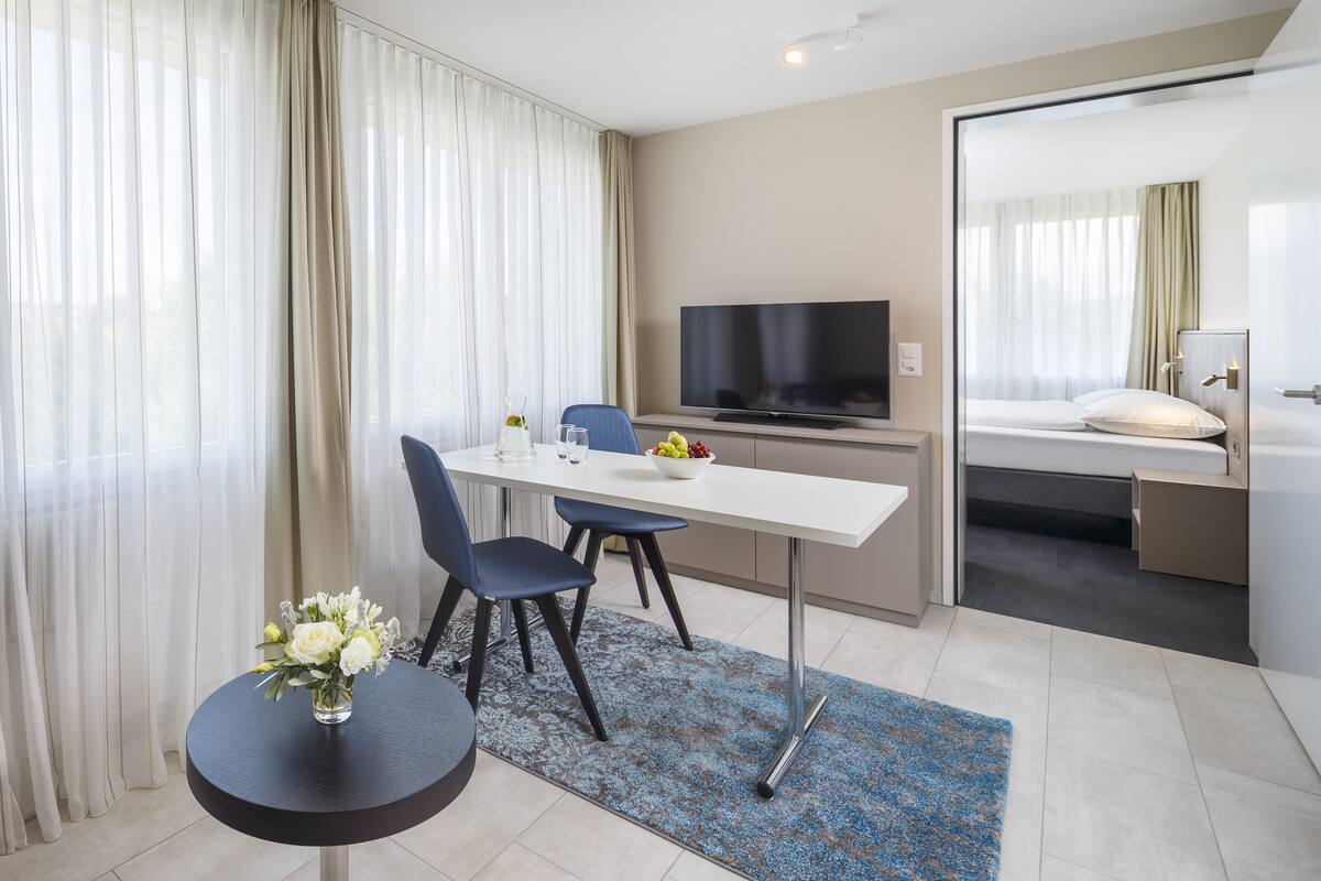 Business Plus Suite | Premium bedding, in-room safe, desk, laptop workspace