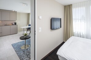 Business Suite | Premium bedding, in-room safe, desk, laptop workspace