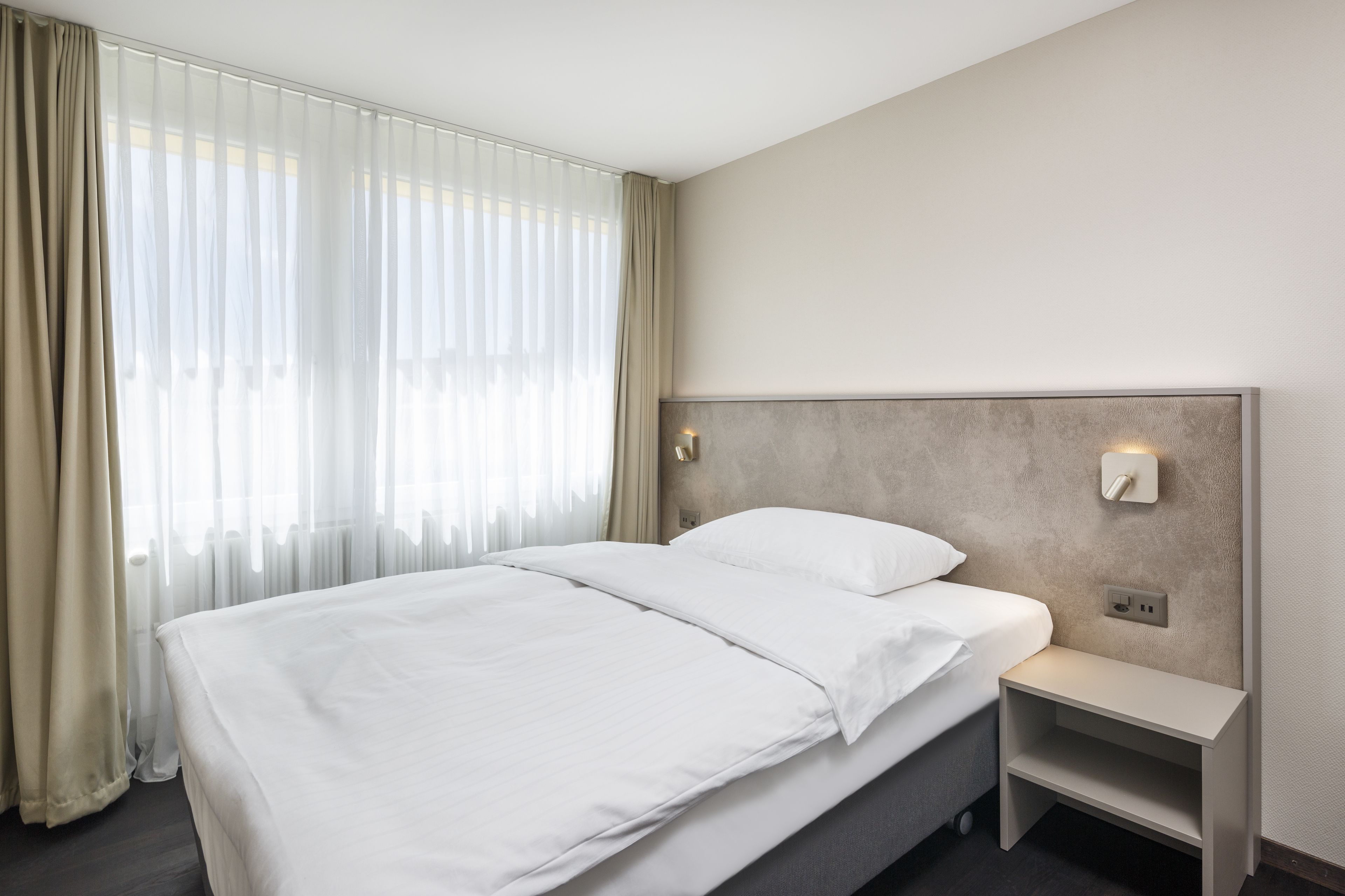 business suite | premium bedding, in-room safe, desk, laptop workspace