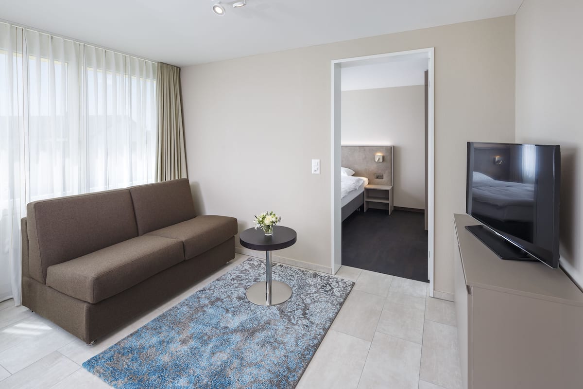 Business Suite | Premium bedding, in-room safe, desk, laptop workspace
