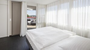Sky Suite | Premium bedding, in-room safe, desk, laptop workspace - achesa homes Zürich (Opfikon)