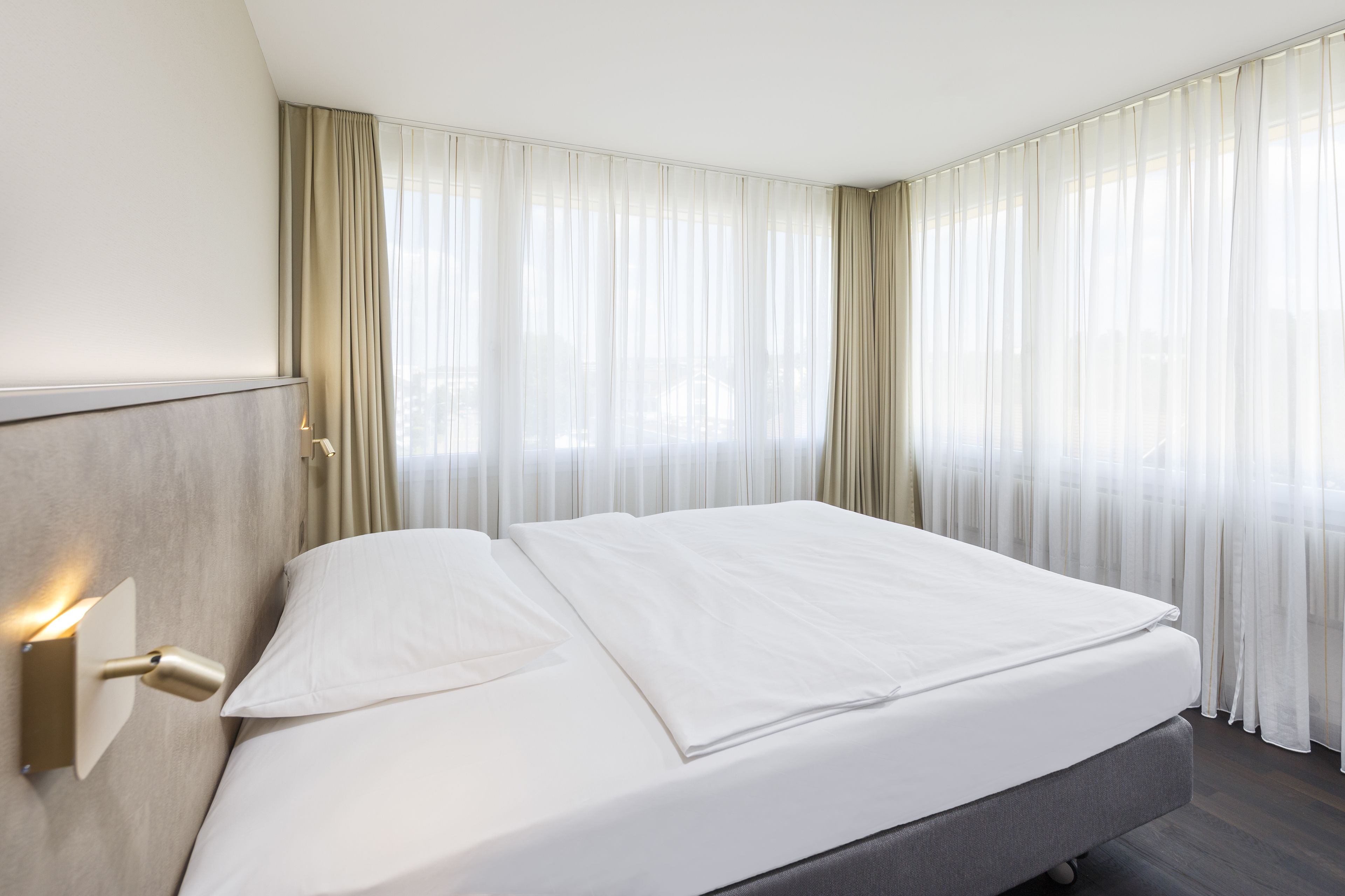 classic suite | premium bedding, in-room safe, desk, laptop workspace