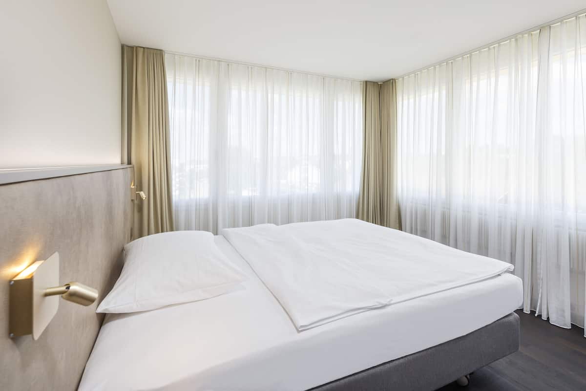 classic suite | premium bedding, in-room safe, desk, laptop workspace