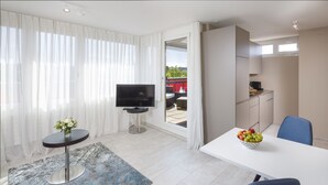 Sky Suite | Premium bedding, in-room safe, desk, laptop workspace - achesa homes Zürich (Opfikon)