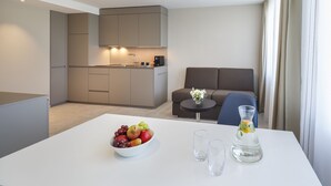 Business Plus Suite | In-room dining - achesa homes Zürich (Opfikon)
