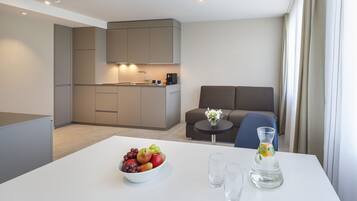 Business Plus Suite | Essbereich im Zimmer