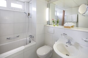 Đồ dùng nhà tắm miễn phí, máy sấy tóc, dép đi trong nhà