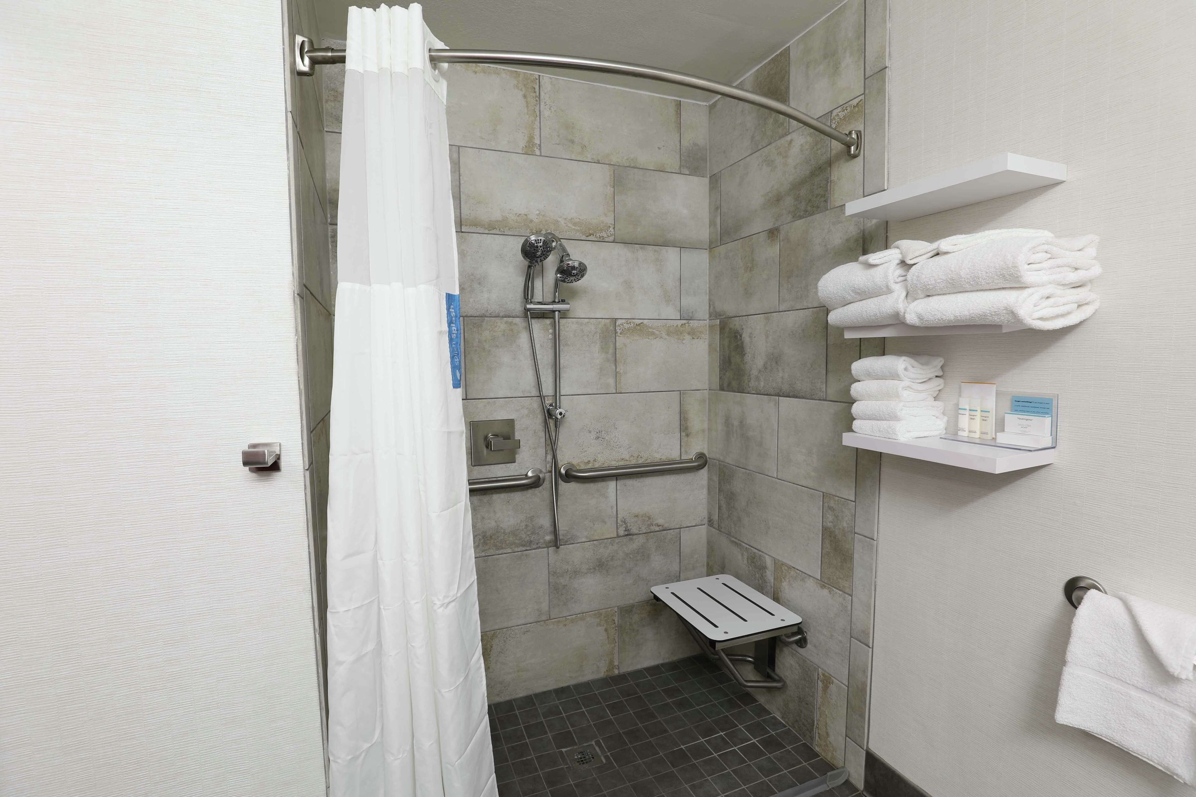 room, 1 king bed, accessible, non smoking | bathroom | free toiletries, hair dryer, towels