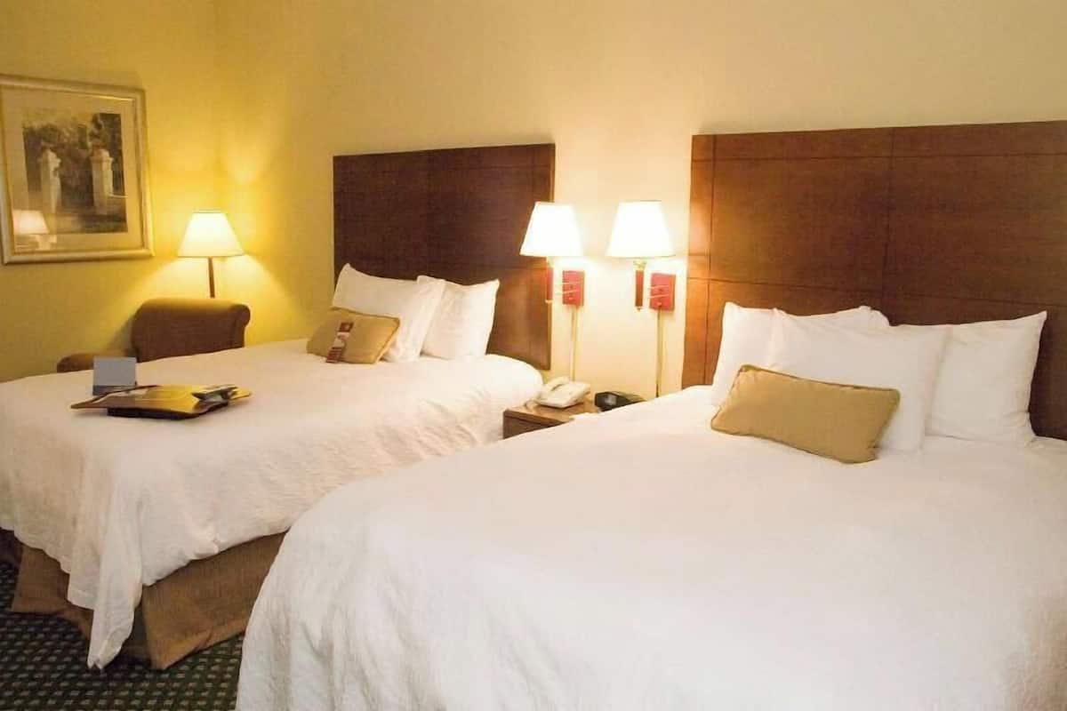 Escritorio, cortinas blackout y tabla de planchar con plancha