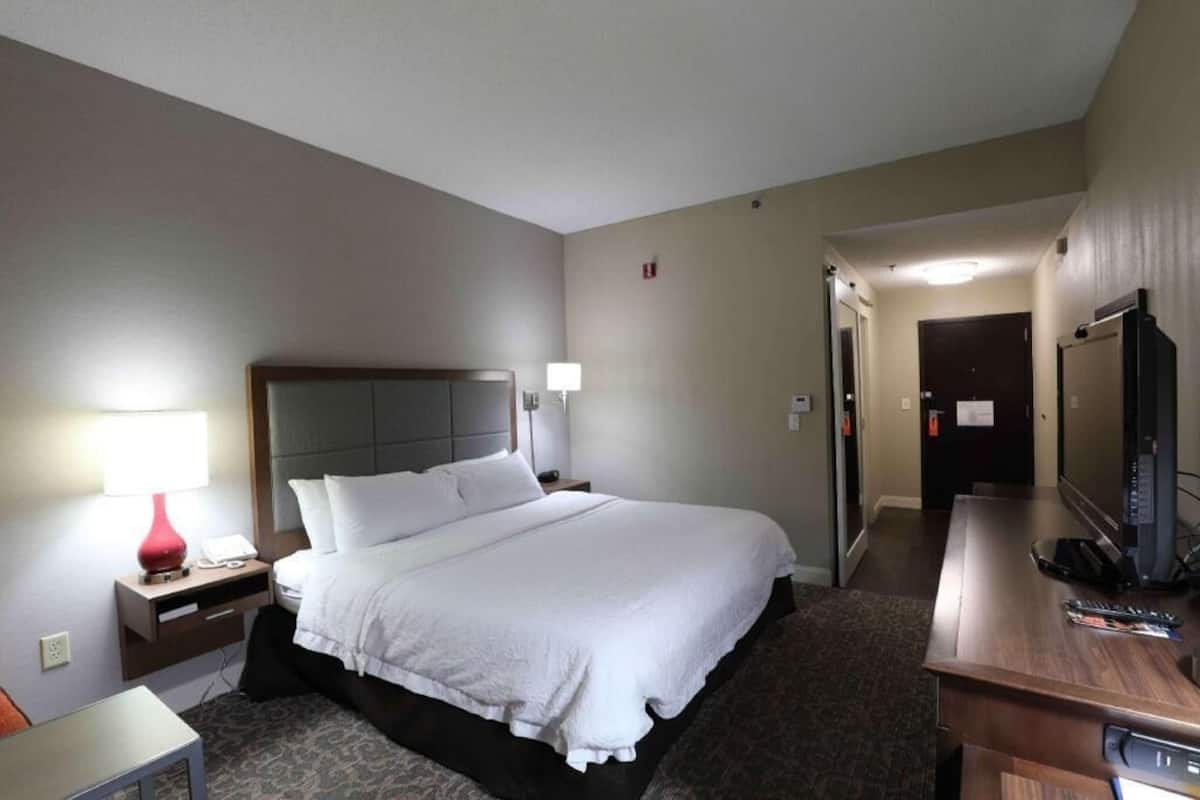 Escritorio, cortinas blackout y tabla de planchar con plancha