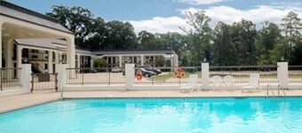 Econo Lodge Pearl
